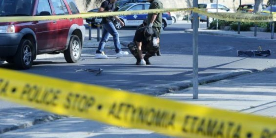 ΕΚΤΑΚΤΟ – ΛΕΥΚΩΣΙΑ: Άνδρας απειλεί να αυτοκτονήσει στο κέντρο της πόλης